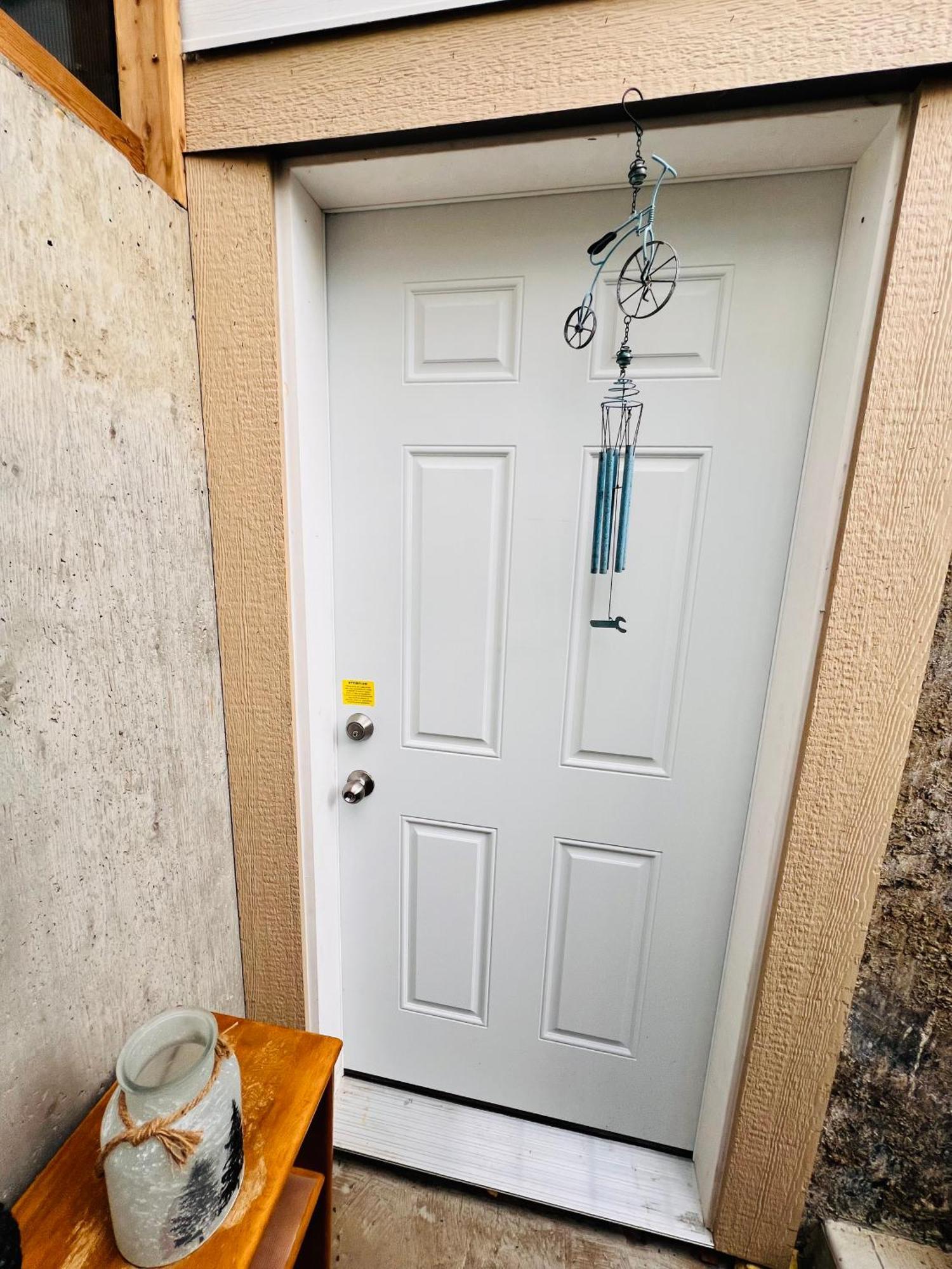 A Classic Homely Basement Suite! Chestermere Ngoại thất bức ảnh