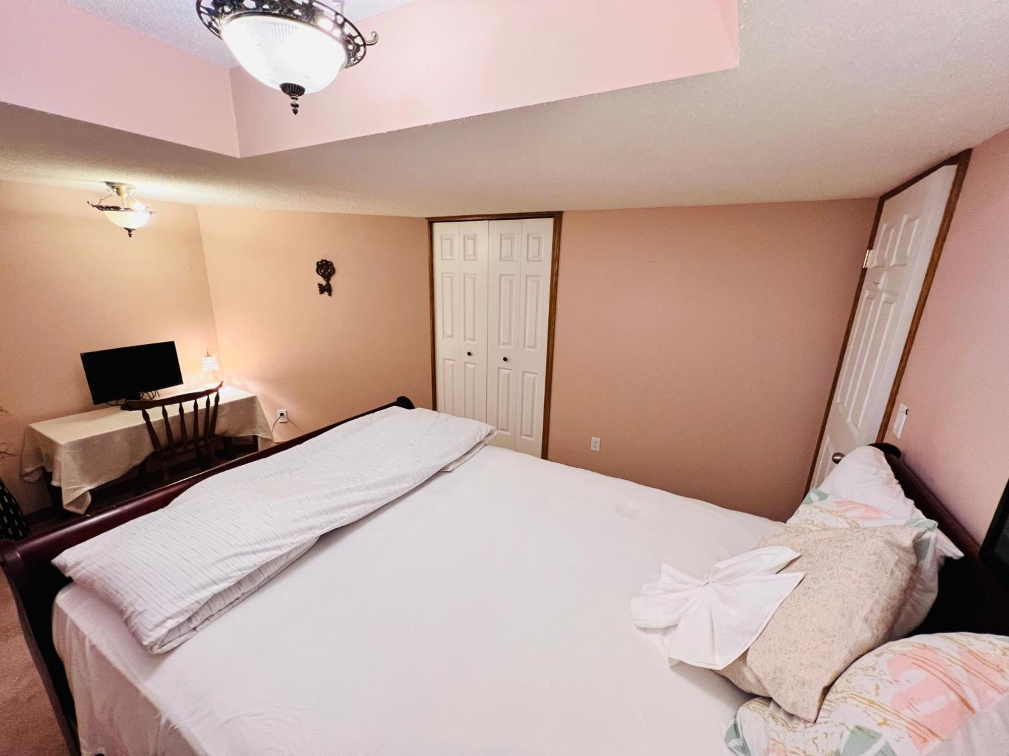 A Classic Homely Basement Suite! Chestermere Ngoại thất bức ảnh