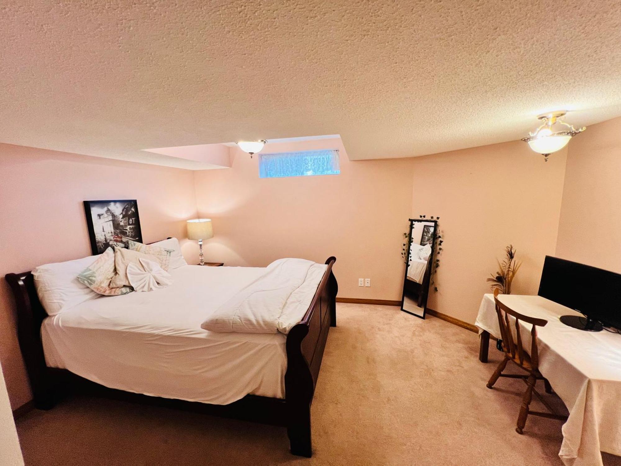 A Classic Homely Basement Suite! Chestermere Ngoại thất bức ảnh