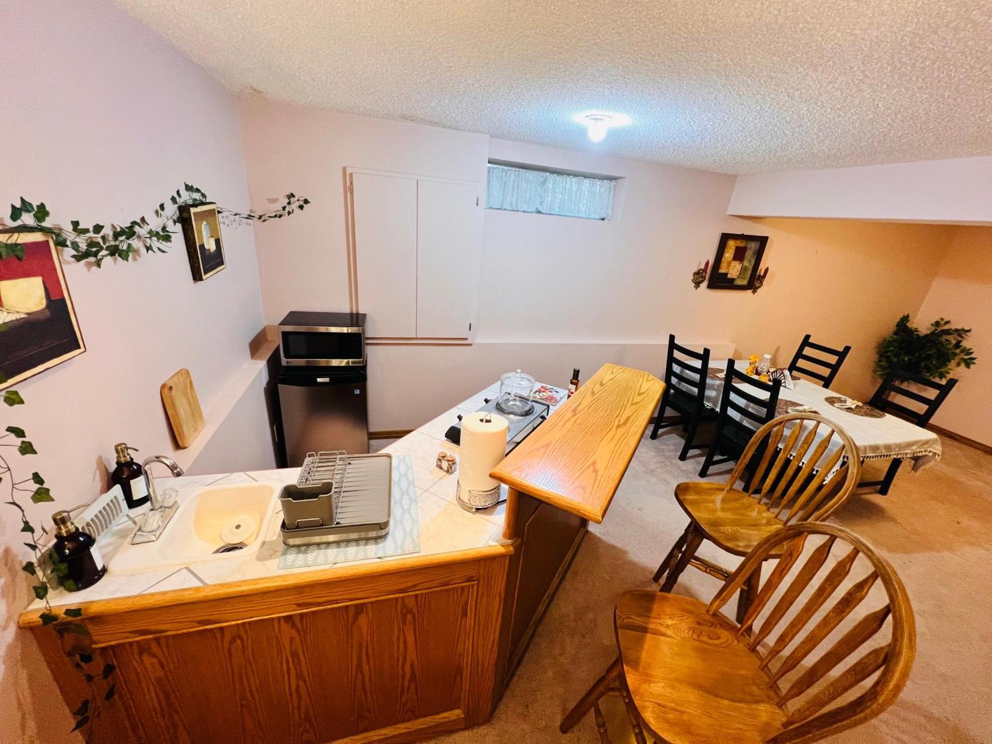 A Classic Homely Basement Suite! Chestermere Ngoại thất bức ảnh