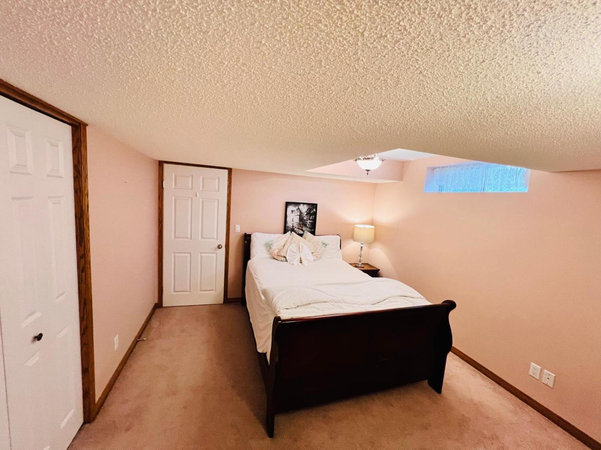 A Classic Homely Basement Suite! Chestermere Ngoại thất bức ảnh