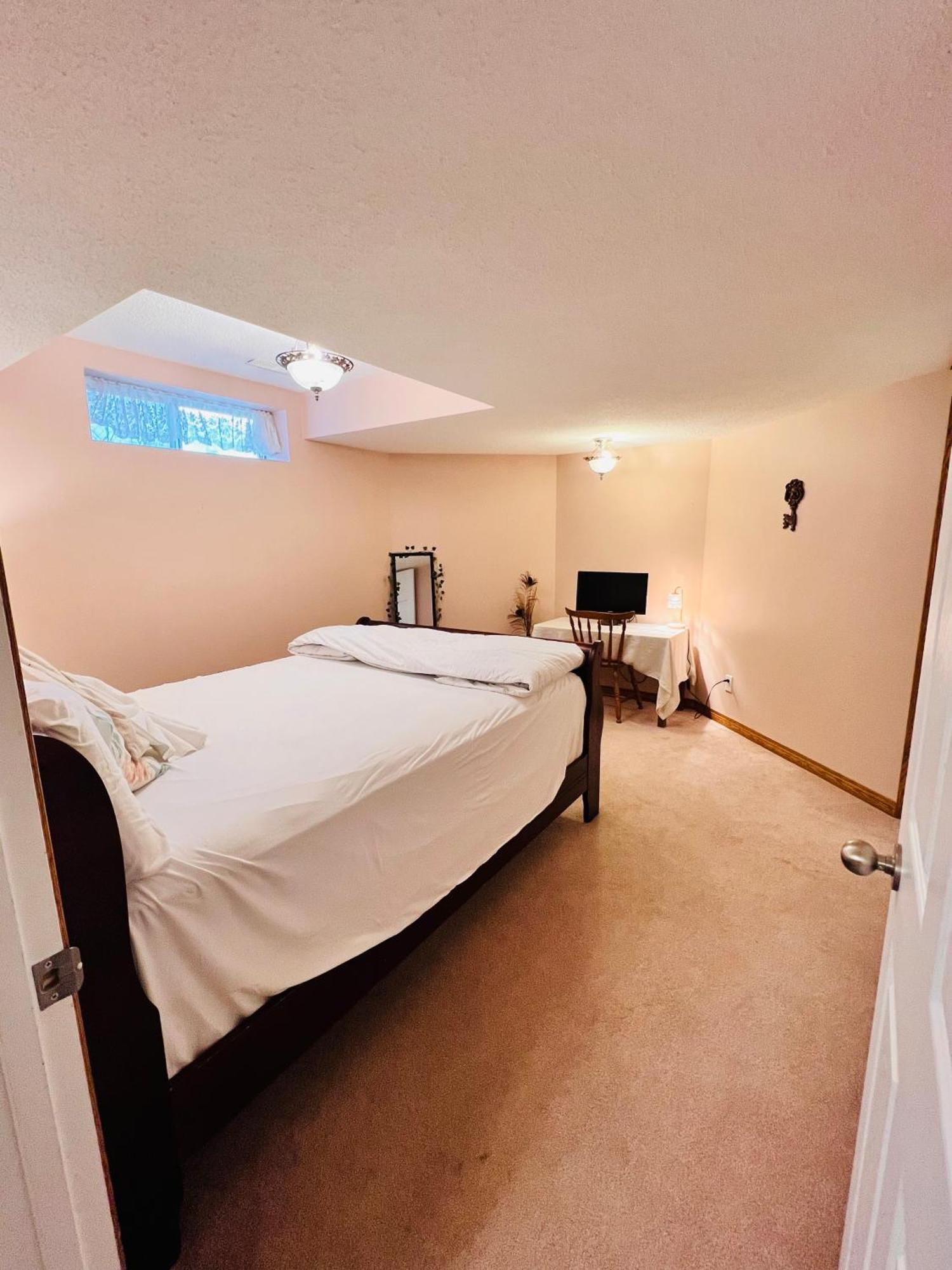 A Classic Homely Basement Suite! Chestermere Ngoại thất bức ảnh