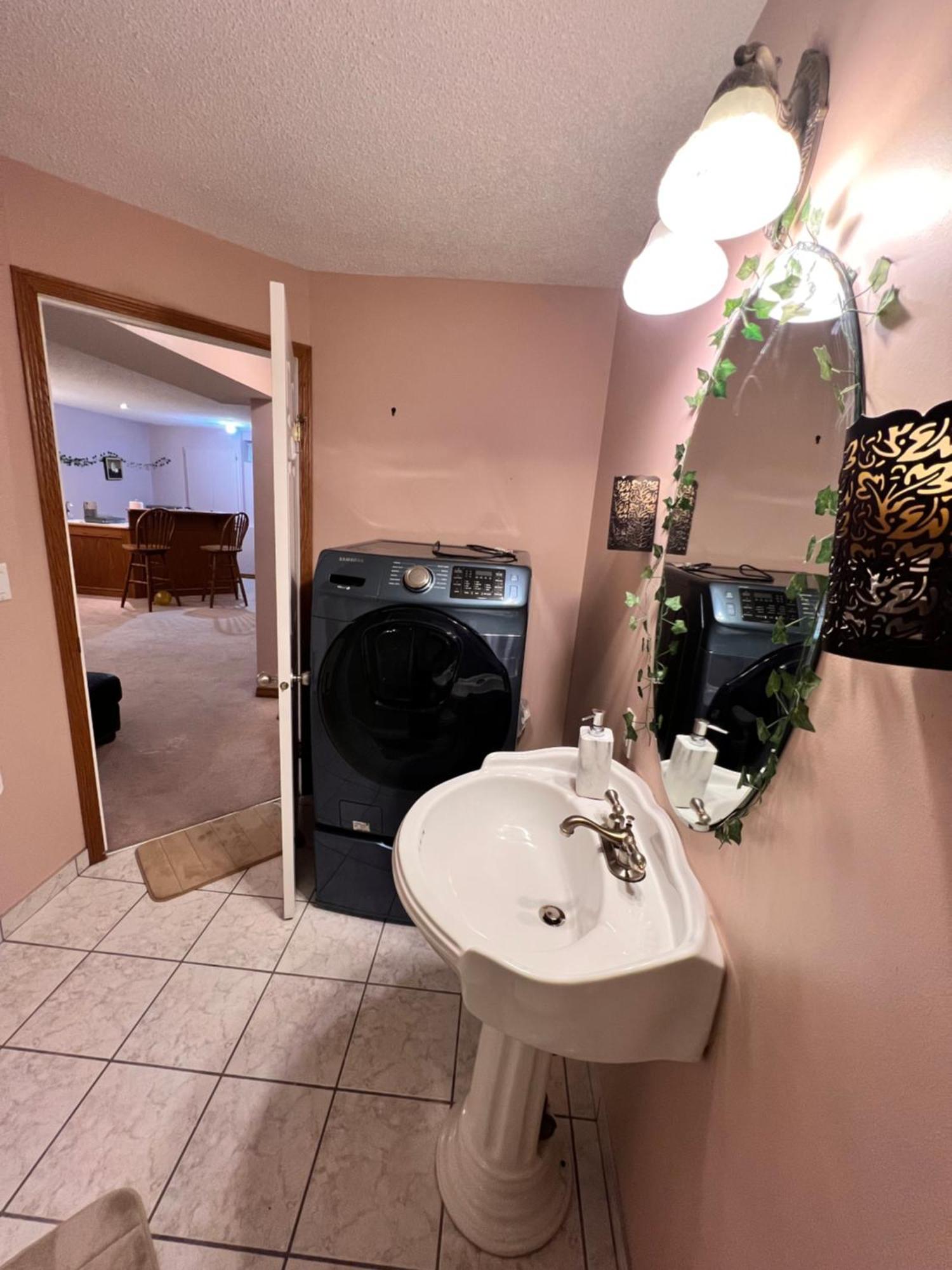 A Classic Homely Basement Suite! Chestermere Ngoại thất bức ảnh